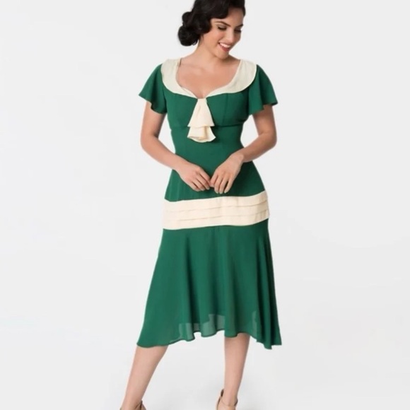 Unique Vintage 1920s Burgundy & Pink Wilshire Flapper Day Dress
Medium (6-8) - Picture 3 of 12